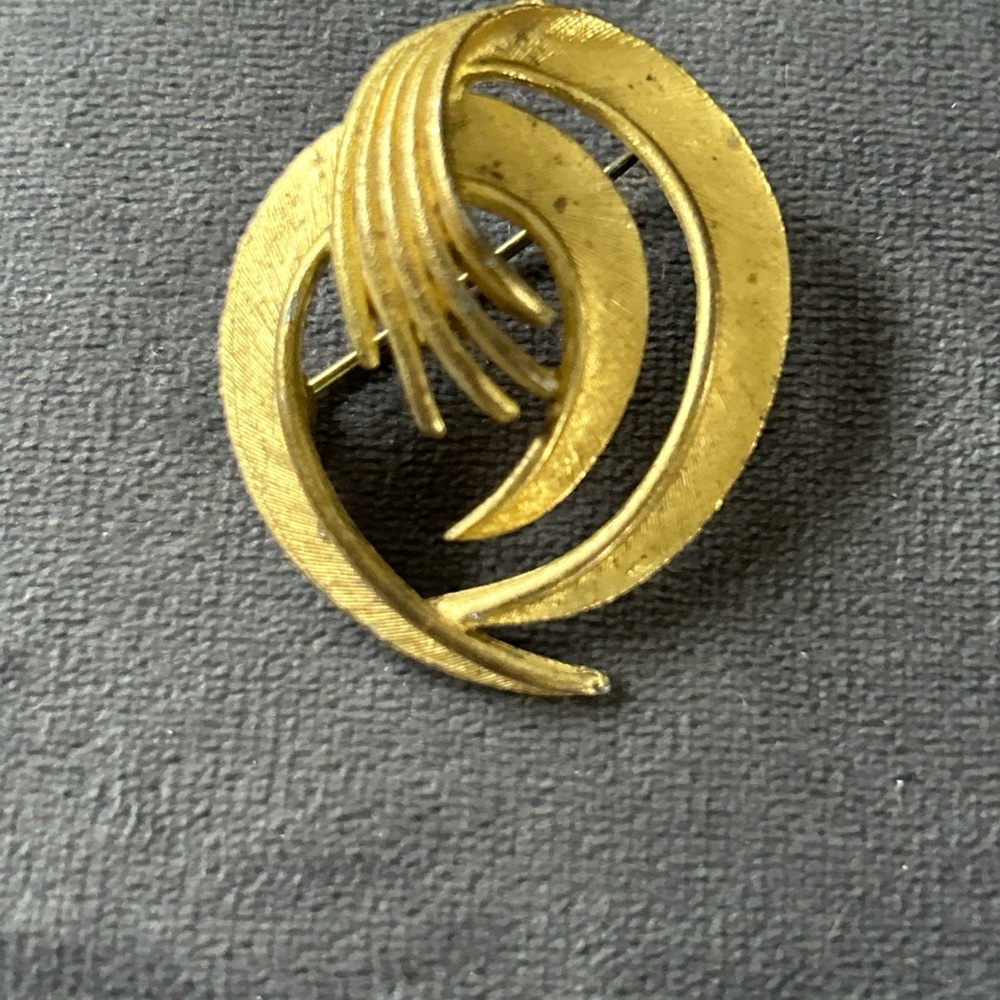 Vintage Crown Trifari Gold Tone Swirl Brooch